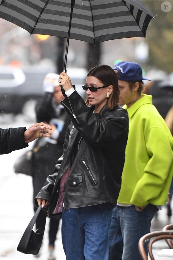 Exclusif - Justin Bieber et sa femme Hailey Baldwin-Bieber se promènent sous la pluie à New York, le 23 janvier 2023. Le couple a pris son petit-déjeuner chez "Sadelle's".