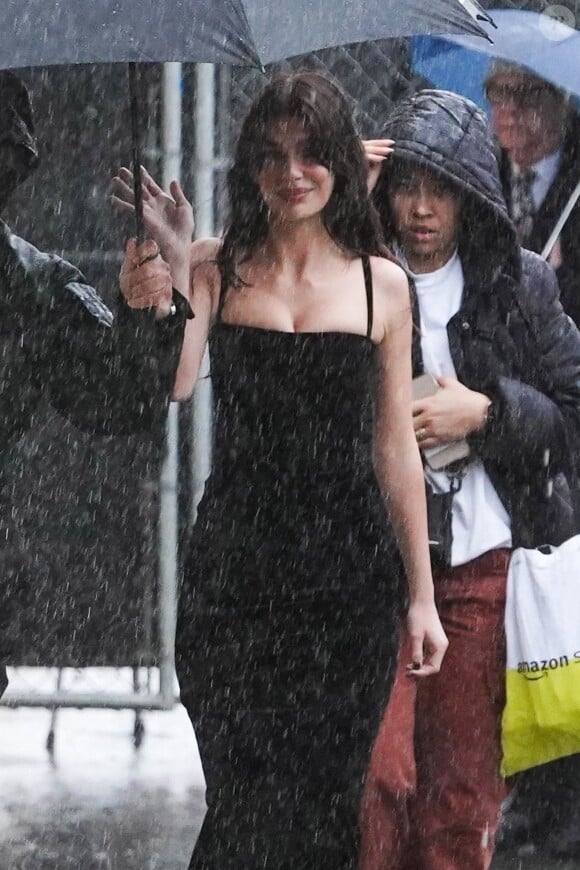 L'actrice Camila Morrone arrive au "Jimmy Kimmel Live Show" sous une pluie battante à Hollywood, États-Unis le 24 Février 2023.