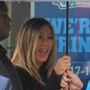 Jennifer Aniston - Arrivées à la cérémonie du Walk of Fame de Courteney Cox sous la pluie à Hollywood le 27 février 2023.