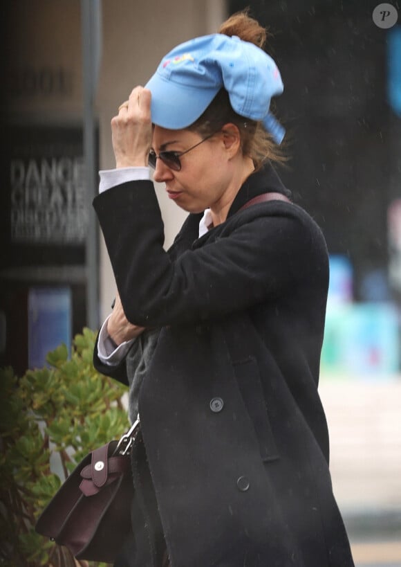 Aubrey Plaza a chaussé ses bottes rouges pour braver la pluie à Los Angeles le 27 février 2023.