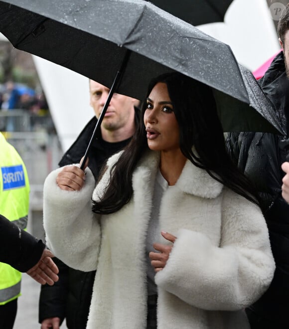 Kim Kardashian et son fils Saint se rendent sous la pluie londonienne à la grande roue "London Eye " (la roue du millénaire) à Londres, Royaume Uni, le 17 mars 2023, pour le tournage de sa nouvelle série télévisée.