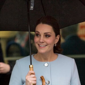 Catherine Kate Middleton, (enceinte) duchesse de Cambridge, arrive au King College de Londres sous la pluie le 24 janvier 2018.