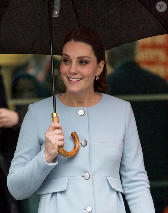 Catherine Kate Middleton, (enceinte) duchesse de Cambridge, arrive au King College de Londres sous la pluie le 24 janvier 2018.