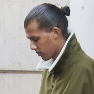 Il est actuellement en pause, dans sa carrière de chanteur
Exclusif - Le chanteur Stromae, se laisse pousser les cheveux, et sa femme Coralie Barbier quittent leur hôtel pour se rendre au défilé de mode "Louis Vuitton" collection prêt-à-porter Printemps-Eté 2017 lors de la Fashion Week de Paris, place Vendôme à Paris, France, le 5 octobre 2016. © Agence/Bestimage