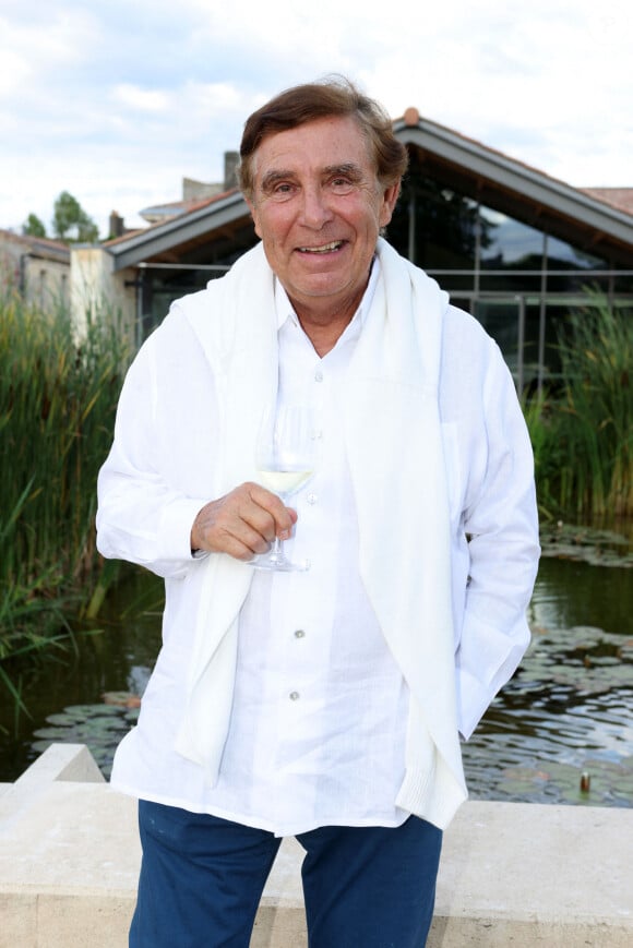 Exclusif - Jean-Pierre Foucault au Château Duhart-Milon à Pauillac en Gironde, le 11 juillet 2024. - Festival International du Film en Médoc " Les Vendanges du 7ème Art" à Pauillac. © Jean-Marc Lhomer/Bestimage