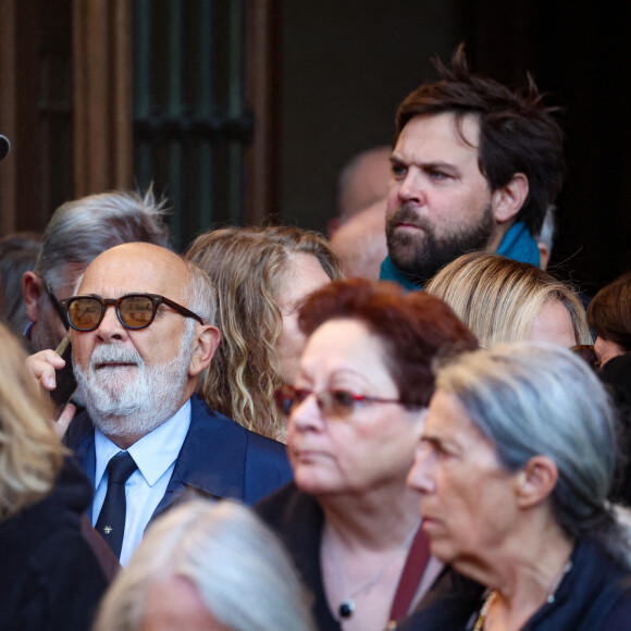 Recueillements en famille pour Josiane Balasko et Gérard Jugnot
Thierry Lhermitte, Gérard Jugnot, et son fils Arthur Jugnot - Sortie des Obsèques de Michel Blanc en l'église Saint-Eustache à Paris. © Moreau / Jacovides / Bestimage 