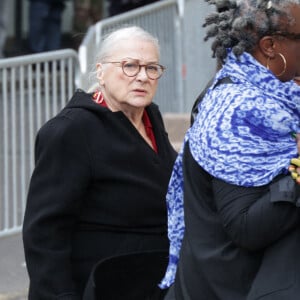 Josiane Balasko arrive à la cérémonie d'enterrement de l'acteur français Michel Blanc à l'église Saint Eustache à Paris, France, le 10 octobre 2024. Il est décédé le 4 octobre à la suite d'une crise cardiaque consécutive à un choc anaphylactique. Michel Blanc était connu pour son rôle du célibataire maladroit Jean-Claude Dusse dans le film " Les Bronzés " de 1978. Photo par Nasser Berzane/ABACAPRESS.COM