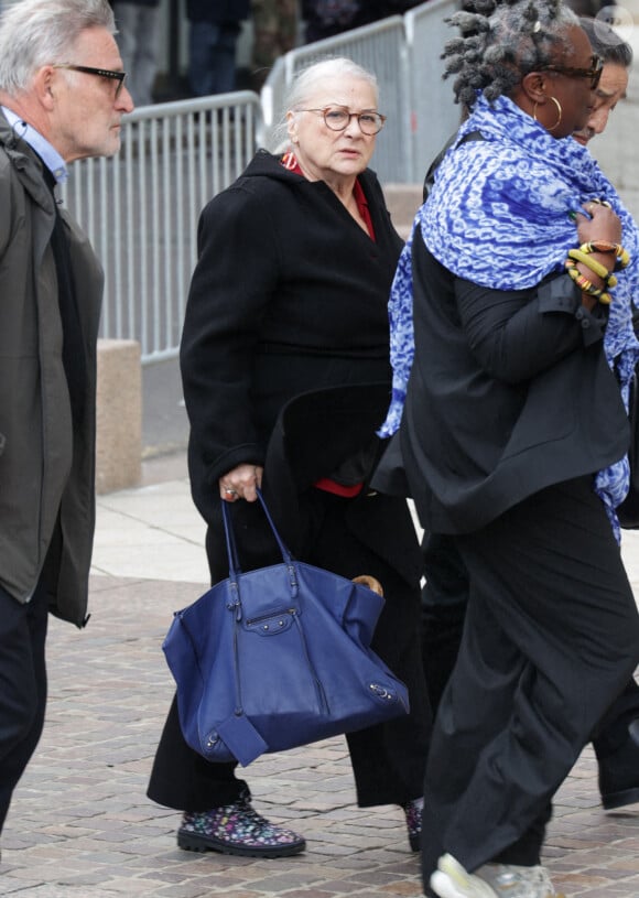 Josiane Balasko arrive à la cérémonie d'enterrement de l'acteur français Michel Blanc à l'église Saint Eustache à Paris, France, le 10 octobre 2024. Il est décédé le 4 octobre à la suite d'une crise cardiaque consécutive à un choc anaphylactique. Michel Blanc était connu pour son rôle du célibataire maladroit Jean-Claude Dusse dans le film " Les Bronzés " de 1978. Photo par Nasser Berzane/ABACAPRESS.COM