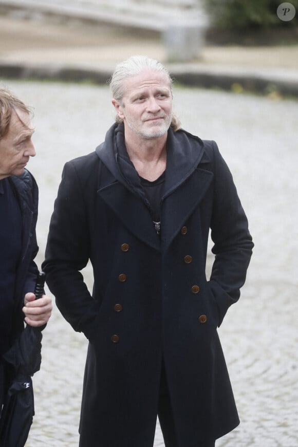 Exclusif - Emmanuel Petit - Obsèques de Jérôme Le Fauconnier au cimetière du Père Lachaise à Paris, le 10 octobre 2024. Le journaliste de "L'Equipe" est décédé dans la nuit du 3 au 4 octobre 2024 à l'âge de 57 ans, des suites de la maladie de Charcot. © Christophe Clovis / Bestimage