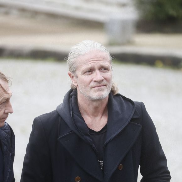 Exclusif - Emmanuel Petit - Obsèques de Jérôme Le Fauconnier au cimetière du Père Lachaise à Paris, le 10 octobre 2024. Le journaliste de "L'Equipe" est décédé dans la nuit du 3 au 4 octobre 2024 à l'âge de 57 ans, des suites de la maladie de Charcot. © Christophe Clovis / Bestimage