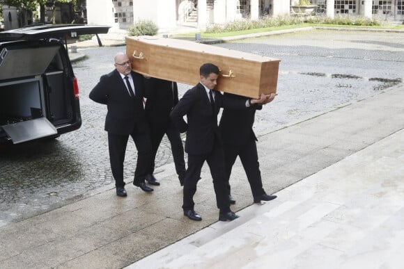 Exclusif - Obsèques de Jérôme Le Fauconnier au cimetière du Père Lachaise à Paris, le 10 octobre 2024. Le journaliste de "L'Equipe" est décédé dans la nuit du 3 au 4 octobre 2024 à l'âge de 57 ans, des suites de la maladie de Charcot. © Christophe Clovis / Bestimage