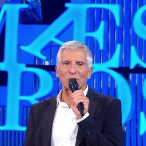 La compétition arbitrée par Nagui verra les trente-deux meilleurs maestros de "N'oubliez pas les paroles" s'affronter durant plusieurs semaines
Nagui sur le plateau de "N'oubliez pas les paroles"