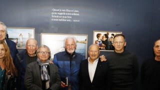 Yann Arthus-Bertrand admire aux côtés de Marc Ladreit de Lacharrière une oeuvre puissante et rare