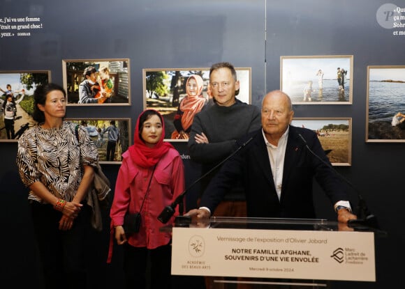 Exclusif - Sima, Olivier Jobard, Marc Ladreit de Lacharrière - Vernissage de l'exposition "Notre famille afghane, souvenirs d'une vie envolée" du photographe Olivier Jobard (lauréat du prix en 2022) au Pavillon Comtesse de Caen, Palais de l'institut de France à Paris, le 9 octobre 2024. © Marc Ausset-Lacroix/Bestimage