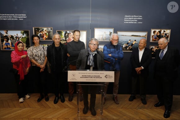 Parmi les invités, on pouvait remarquer la présence d'un photographe de renom, Yann Arthus-Bertrand
Exclusif - Sima, Claire Billet, Eric Karsenty, Olivier Jobard, Jean Gaumy, Yann Arthus-Bertrand, Marc Ladreit de Lacharrière, Laurent Petitgirard - Vernissage de l'exposition "Notre famille afghane, souvenirs d'une vie envolée" du photographe Olivier Jobard (lauréat du prix en 2022) au Pavillon Comtesse de Caen, Palais de l'institut de France à Paris, le 9 octobre 2024. © Marc Ausset-Lacroix/Bestimage