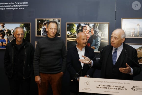 Exclusif - Eric Karsenty, Olivier Jobard, Marc Ladreit de Lacharrière, Laurent Petitgirard, Secrétaire perpétuel de l'Académie des Beaux-Arts - Vernissage de l'exposition "Notre famille afghane, souvenirs d'une vie envolée" du photographe Olivier Jobard (lauréat du prix en 2022) au Pavillon Comtesse de Caen, Palais de l'institut de France à Paris, le 9 octobre 2024. © Marc Ausset-Lacroix/Bestimage