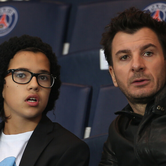 Michaël Youn et son beau-fils Sean (fils de Pascal Obispo et isabelle Funaro) (T-shirt Cara Delevingne Maison Seine c/o Colette) - People assistent au match de football PSG contre Monaco au Parc des Princes à Paris le 5 octobre 2014. Le match s'est soldé par un match nul 1-1