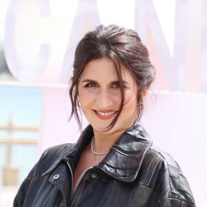 Géraldine Nakache pour le photocall de 'Fiasco' sur la plage du Majestic lors de la 7eme saison de 'CanneSeries' à Cannes le 8 Avril 2024 Denis Guignebourg/BestImage