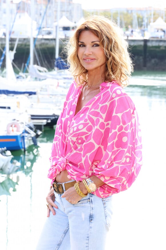 De son côté, le marié porte un costume bleu clair accompagné de chaussures derbies beiges.
Ingrid Chauvin au photocall de la série "Demain Nous Appartient" lors de la 25ème édition du Festival de la fiction de la Rochelle, France, le 16 septembre 2023. © Denis Guignebourg/BestImage 