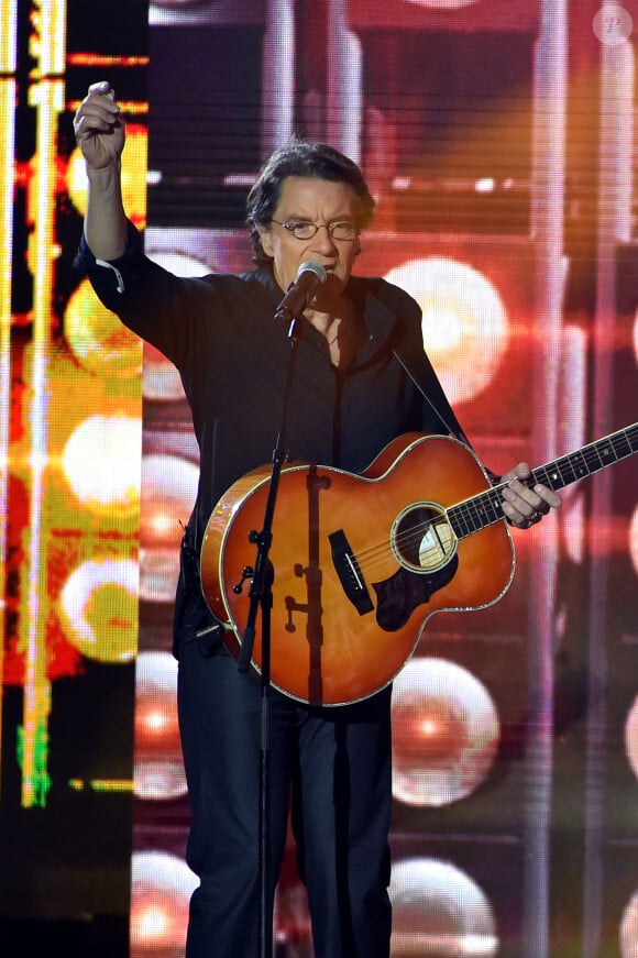 Exclusif - Francis Cabrel - Enregistrement de l'émission "La Chanson de l'Année, Fête de la Musique" dans les arènes de Nîmes, le 20 juin 2015, présentée par Nikos Aliagas pour la chaîne de télévision TF1. 