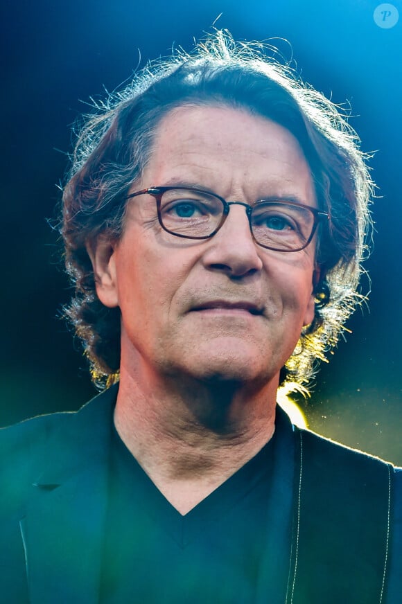 Francis Cabrel - A l'occasion du 34ème anniversaire de la radio, RFM organise le "RFM Music Show", un concert gratuit ce samedi 6 juin 2015, à Issy-les-Moulineaux.