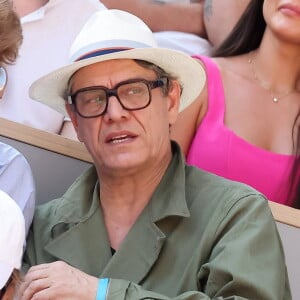 Marc Lavoine et son fils Roman dans les tribunes des Internationaux de France de tennis de Roland Garros 2023 le 6 juin 2023. © Jacovides-Moreau/Bestimage