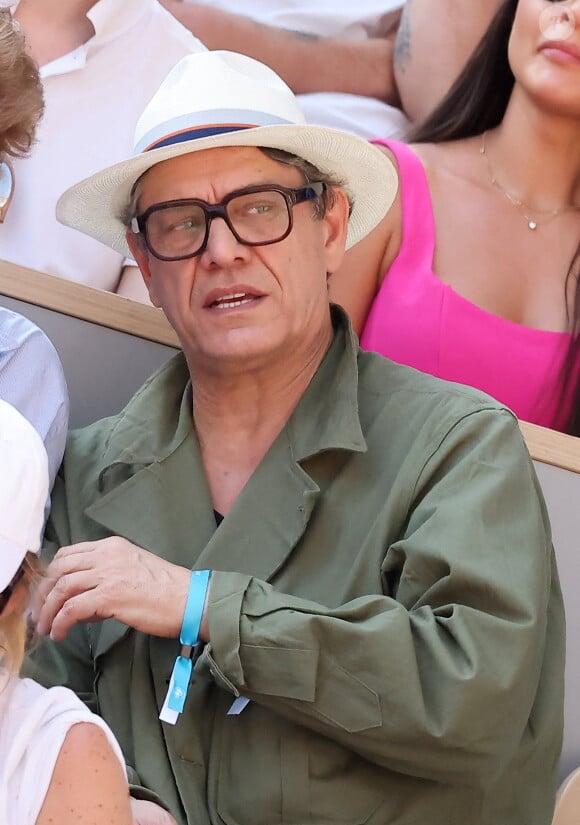 Marc Lavoine et son fils Roman dans les tribunes des Internationaux de France de tennis de Roland Garros 2023 le 6 juin 2023. © Jacovides-Moreau/Bestimage