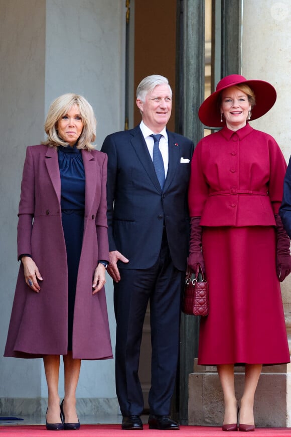 Pour l'occasion Brigitte Macron a accordé les couleurs de sa tenue à celle de la reine Mathilde dans des teintes de rouge
 
Brigitte Macron, le roi Philippe de Belgique, la reine Mathilde au palais de l'Elysée à Paris le 14 octobre 2024. Le couple royal de Belgique démarre une visite d'état de trois jours en France. © Dominique Jacovides / Bestimage