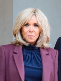 Brigitte Macron accueille une reine et accorde sa tenue avec subtilité à la souveraine