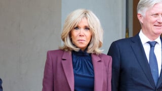 Brigitte Macron accueille une reine et accorde sa tenue avec subtilité à la souveraine