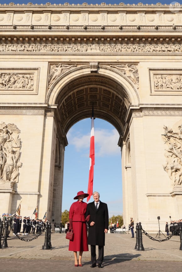 Cérémonie d’accueil officiel du roi Philippe et la reine Mathilde de Belgique par le Président de la République E.Macron et la première dame B.Macron au pied de l'Arc de Triomphe, le 14 octobre 2024. Leurs Majestés le Roi et la Reine des Belges sont en visite d’Etat en France du 14 au 16 octobre 2024. © Benoît Doppagne / Pool / Photonews / Bestimage