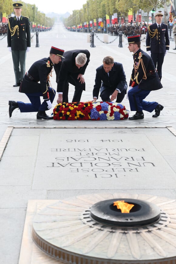 Cérémonie d'accueil officiel du roi Philippe et la reine Mathilde de Belgique par le Président de la République E.Macron et la première dame B.Macron au pied de l'Arc de Triomphe, le 14 octobre 2024. Leurs Majestés le Roi et la Reine des Belges sont en visite d'Etat en France du 14 au 16 octobre 2024. © Benoît Doppagne / Pool / Photonews / Bestimage