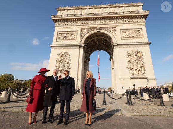 Cérémonie d'accueil officiel du roi Philippe et la reine Mathilde de Belgique par le Président de la République E.Macron et la première dame B.Macron au pied de l'Arc de Triomphe, le 14 octobre 2024. Leurs Majestés le Roi et la Reine des Belges sont en visite d'Etat en France du 14 au 16 octobre 2024. © Benoît Doppagne / Pool / Photonews / Bestimage