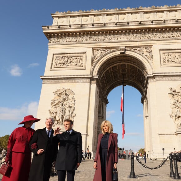 Cérémonie d'accueil officiel du roi Philippe et la reine Mathilde de Belgique par le Président de la République E.Macron et la première dame B.Macron au pied de l'Arc de Triomphe, le 14 octobre 2024. Leurs Majestés le Roi et la Reine des Belges sont en visite d'Etat en France du 14 au 16 octobre 2024. © Benoît Doppagne / Pool / Photonews / Bestimage