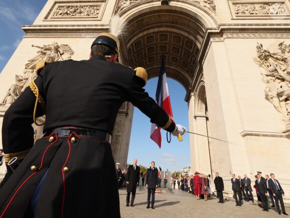 Cérémonie d’accueil officiel du roi Philippe et la reine Mathilde de Belgique par le Président de la République E.Macron et la première dame B.Macron au pied de l'Arc de Triomphe, le 14 octobre 2024. Leurs Majestés le Roi et la Reine des Belges sont en visite d’Etat en France du 14 au 16 octobre 2024. © Benoît Doppagne / Pool / Photonews / Bestimage