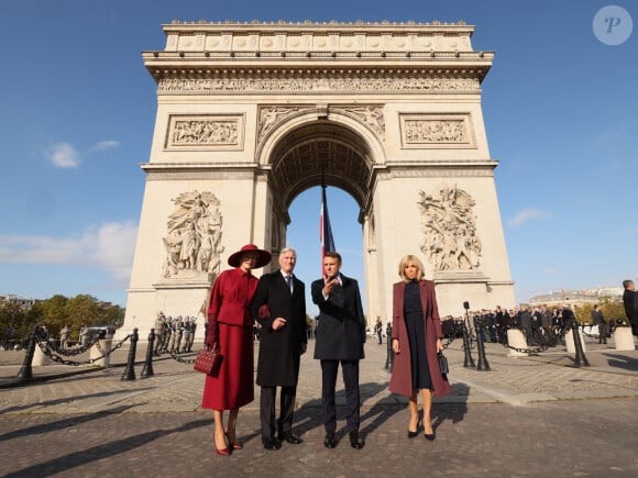 Cérémonie d'accueil officiel du roi Philippe et la reine Mathilde de Belgique par le Président de la République E.Macron et la première dame B.Macron au pied de l'Arc de Triomphe, le 14 octobre 2024. Leurs Majestés le Roi et la Reine des Belges sont en visite d'Etat en France du 14 au 16 octobre 2024. © Benoît Doppagne / Pool / Photonews / Bestimage