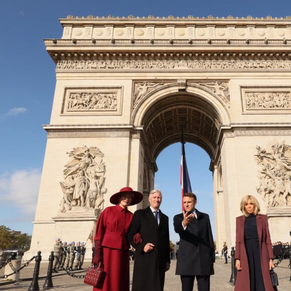 Cérémonie d'accueil officiel du roi Philippe et la reine Mathilde de Belgique par le Président de la République E.Macron et la première dame B.Macron au pied de l'Arc de Triomphe, le 14 octobre 2024. Leurs Majestés le Roi et la Reine des Belges sont en visite d'Etat en France du 14 au 16 octobre 2024. © Benoît Doppagne / Pool / Photonews / Bestimage