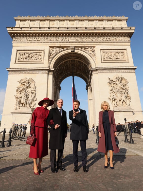 Cérémonie d'accueil officiel du roi Philippe et la reine Mathilde de Belgique par le Président de la République E.Macron et la première dame B.Macron au pied de l'Arc de Triomphe, le 14 octobre 2024. Leurs Majestés le Roi et la Reine des Belges sont en visite d'Etat en France du 14 au 16 octobre 2024. © Benoît Doppagne / Pool / Photonews / Bestimage