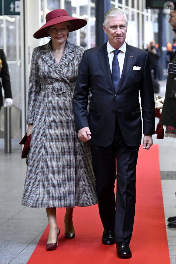 Le roi Philippe de Belgique et la reine Mathilde arrivent en train à la gare du Nord pour une visite d'état de trois jours en France. Le 14 octobre 2024. © Didier Lebrun / Pool Photonews / Bestimage