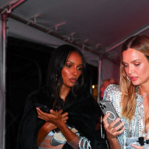 Josephine Skriver, Jasmine Tookes arrivent au show Victoria's secret à New York, le 15 octobre 2024