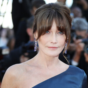 La top de 56 ans portait des sous-vêtements noirs, un corset pailleté et une combinaison moulante en dentelle.
 
Carla Bruni Sarkozy à la première du film "Les Misérables" lors du 72ème Festival International du Film de Cannes