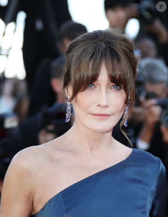 La top de 56 ans portait des sous-vêtements noirs, un corset pailleté et une combinaison moulante en dentelle.
 
Carla Bruni Sarkozy à la première du film "Les Misérables" lors du 72ème Festival International du Film de Cannes