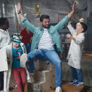 Exclusif - Christophe Beaugrand sur le tournage du clip "Je garde le sourire !" de l'association Laurette Fugain dans les Studios de l'Usine à Paris, France, le 18 septembre 2024. © Christophe Clovis/Bestimage 