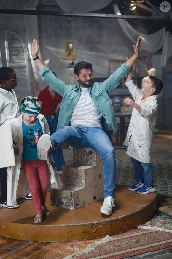 Exclusif - Christophe Beaugrand sur le tournage du clip "Je garde le sourire !" de l'association Laurette Fugain dans les Studios de l'Usine à Paris, France, le 18 septembre 2024. © Christophe Clovis/Bestimage 