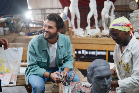 Exclusif - Christophe Beaugrand sur le tournage du clip "Je garde le sourire !" de l'association Laurette Fugain dans les Studios de l'Usine à Paris, France, le 18 septembre 2024. © Christophe Clovis/Bestimage 