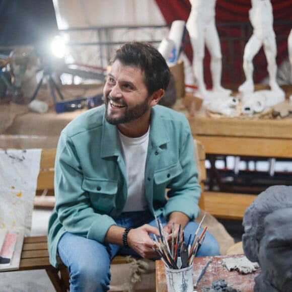 Exclusif - Christophe Beaugrand sur le tournage du clip "Je garde le sourire !" de l'association Laurette Fugain dans les Studios de l'Usine à Paris, France, le 18 septembre 2024. © Christophe Clovis/Bestimage 