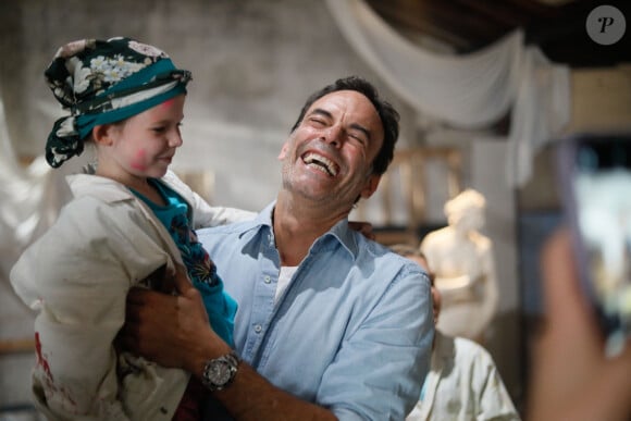 Exclusif - Anthony Delon sur le tournage du clip "Je garde le sourire !" de l'association Laurette Fugain dans les Studios de l'Usine à Paris, France, le 18 septembre 2024. © Christophe Clovis/Bestimage 