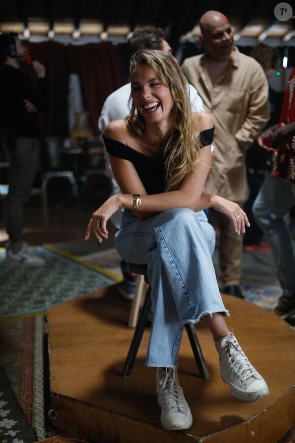 Exclusif - Amandine Petit (miss France 2021) sur le tournage du clip "Je garde le sourire !" de l'association Laurette Fugain dans les Studios de l'Usine à Paris, France, le 18 septembre 2024. © Christophe Clovis/Bestimage 