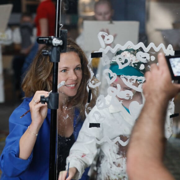 C'est une belle mission qu'a rempli Lorie Pester
Exclusif - Lorie Pester (Laurie Pester) sur le tournage du clip "Je garde le sourire !" de l'association Laurette Fugain dans les Studios de l'Usine à Paris © Christophe Clovis/Bestimage 