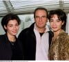 A rappeler que l'organisme doit son nom à Laurette Fugain, l'une des filles de Stéphanie et Michel Fugain, emportée au début des année 2000, par une leucémie alors qu'elle n'avait qu'une vingtaine d'années...
Michel Fugain et ses deux filles Laurette et Marie - sortie nouveau livre "Cascades à l'écran".